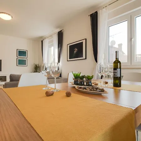 Cera Fuer 8 Personen In Holiday home Pula
