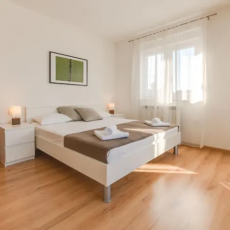 Cera Fuer 8 Personen In Holiday home Pula