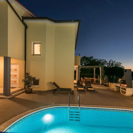 Holiday home Cera Fuer 8 Personen In